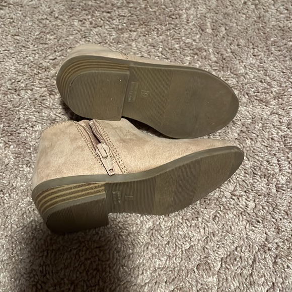 Toddler size 9 Old Navy Ankle boots - Picture 3 of 5